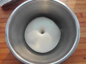 将面团发酵至约为原来面团的两倍大，用手指戳个洞，洞口是不回缩而且也不会塌陷的状态即可，说明发酵可以了。