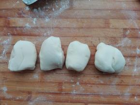 将发酵好的面团取出在案板上揉出发酵时所产生的气体，将其分成四等份（记得留出一点面团进行调色用哈）