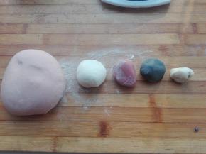 留出一点点面团就可以（我这是做的多），留出来的面团分别用果蔬粉来进行调色即可，我今天做的花馒头分别用的红曲粉和深可可粉来调色。