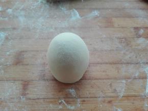 将白色面团主体部分，分好的剂子，分别揉成馒头形状，如图所示。