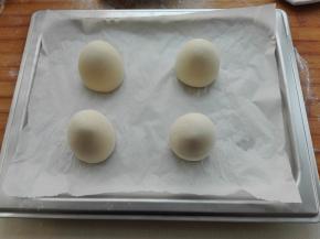 依次揉好的馒头分别摆放好，如图所示。