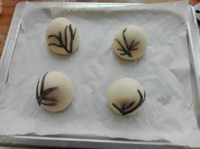 分别弄出小枝干沾点水，放到馒头主体上面，如图所示。