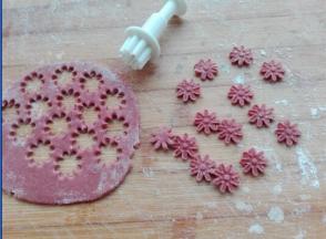 用模具切出小花朵，如图所示。