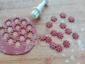用模具切出小花朵，如图所示。
