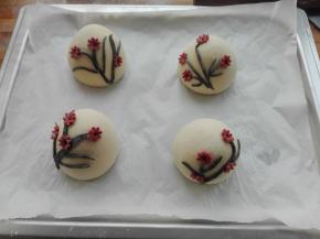 将小花分别沾点水，放到枝干上面。