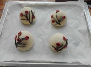 将小花分别沾点水，放到枝干上面。
