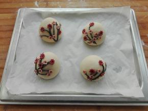 将小花朵沾点水，同样放到枝干上，依次全部做好，如图所示。