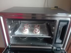 放入蒸汽烤箱下层，如图所示。