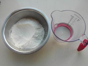 首先我们先来制作面团部分：准备好普通面粉同水，如图所示。