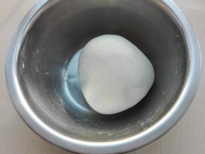 将面粉同水混合揉成光滑的面团，盖好保鲜膜进行醒发1小时以上。