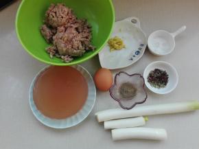 面团醒发的时候，来制作馅料部分，将所需馅料食材全部准备好，如图所示。