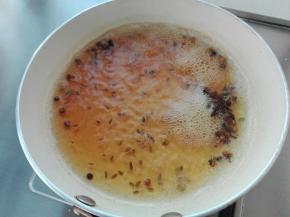 将锅中放入花椒粒0.5克、一个八角还有适量小茴香0.5克，倒入水130克，将其烧开后，转小火继续烧5分钟。