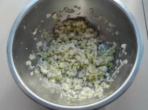 将葱白切成沫，放入姜泥、盐，将其搅拌均匀待用。