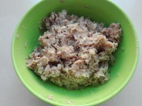 将肉末中放入花椒粉、胡椒粉克、及蛋白还有放凉的调料水，按一个方向搅拌，这样肉馅不易散开，然后将上面的葱沫一起放入，搅拌均匀，最后放入跺碎的肉冻一起搅拌均匀，肉馅部分就做好了，不包的时候先放入冰箱冷藏。