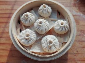 放入馅为，将其包好，依次放入蒸锅中，开水开始上锅蒸，蒸12分钟，直接打开锅盖即可。