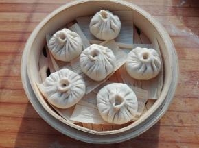 放入馅为，将其包好，依次放入蒸锅中，开水开始上锅蒸，蒸12分钟，直接打开锅盖即可。