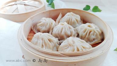 出锅喽，提起小包子，底部晃动的全是汤汁，用筷子将其戳破，哔啦一下全是汤汁出来了。