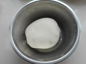将所有面团部分所需食材用料全部都混合揉成一个光滑的面团，盖好保鲜膜进行室温发酵。