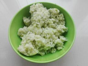 处理白菜，将白菜跺碎，稍微将其水份箍一下，不要箍的太干哟，那样成做出来的包子会没有汤汁。