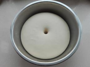 面团发酵至约为原来面团的两倍大，用手指戳个洞，洞口是不回缩而且也不会塌陷的状态即可，说明发发酵可以了。