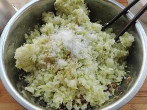 面团发酵好时，将前面我们搅拌均匀的肉馅里倒入我们处理好的白菜，最后放上适量的盐及香油。