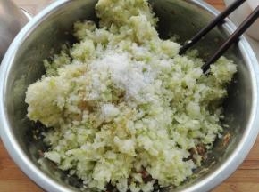面团发酵好时，将前面我们搅拌均匀的肉馅里倒入我们处理好的白菜，最后放上适量的盐及香油。
