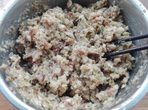 同样用筷子按一个方向将其全部搅拌均匀，馅料部分就做好了。