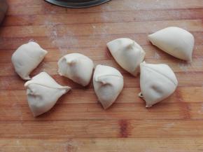 发酵好的面团，取出放在案板上，将其发酵时所产生的气体全部揉出去，然后搓成长条，等分成自己喜欢包子大小的剂子即可。