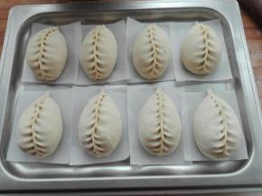 依次包好，摆放到烤盘中，间隔出一点距离，让其醒发10分钟。