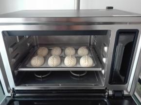 放入蒸汽烤箱下层。