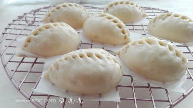 取出放入晾网，皮薄馅多的大包子。