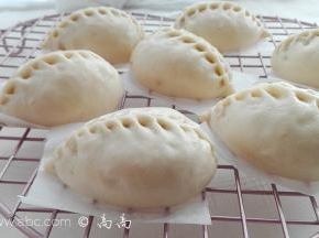 取出放入晾网，皮薄馅多的大包子。