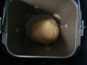 加入中筋面粉，揉成光滑的面団