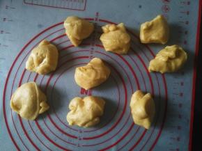 将面团排气，平均分成9份