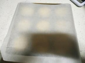 在饼上盖油纸
