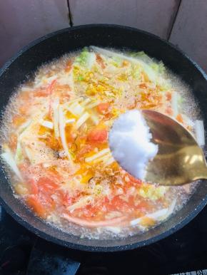 加入少许的盐煮两分钟。