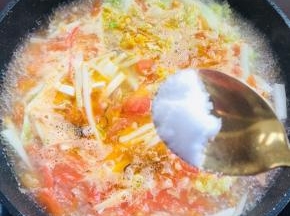 加入少许的盐煮两分钟。