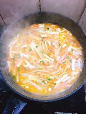 起锅前加入适量的鸡精和蒜苗即可。