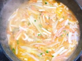 起锅前加入适量的鸡精和蒜苗即可。