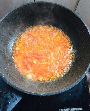 起锅烧油，油热放入生姜，蒜瓣爆香，放入西红柿丁儿炒至软烂。