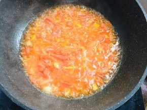 起锅烧油，油热放入生姜，蒜瓣爆香，放入西红柿丁儿炒至软烂。