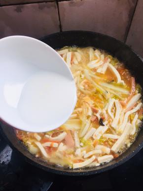 加入适量的水淀粉勾一个薄薄的芡。