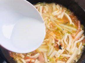 加入适量的水淀粉勾一个薄薄的芡。