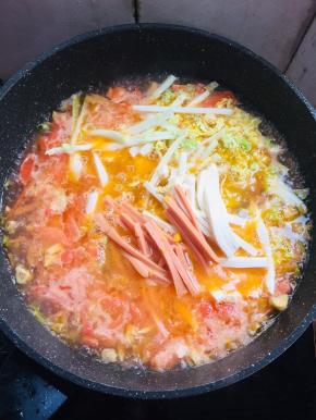 放入切好的白菜丝，火腿丝，嫩豆腐丝。