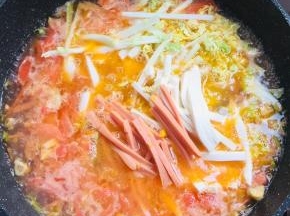 放入切好的白菜丝，火腿丝，嫩豆腐丝。