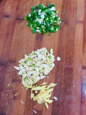 蒜瓣剥皮剁碎，生姜切成丝，蒜苗已经切成小段儿备用。