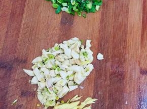 蒜瓣剥皮剁碎，生姜切成丝，蒜苗已经切成小段儿备用。