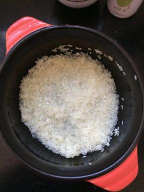 将大米清洗一遍