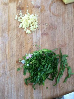 姜切末，菠菜切丝备用