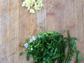 姜切末，菠菜切丝备用